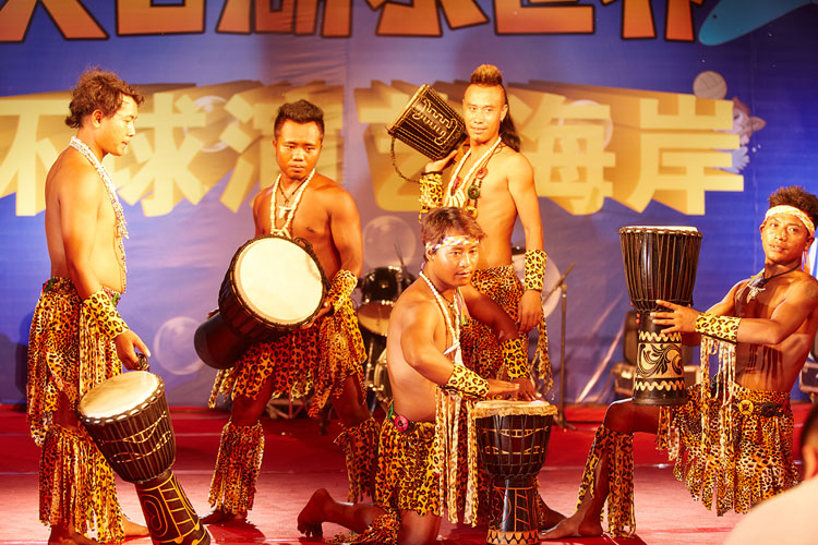 天目湖水世界表演佤族舞